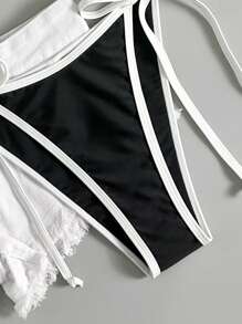 SHEIN Swim بكيني مثير بتصميم ملون مع تفصيل من الراين ستون، سترة كشكشة للنساء في العطلات