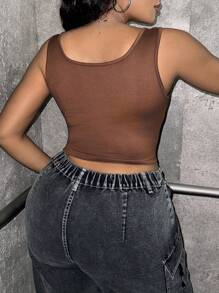 Dripcurv 大码女式休闲水钻字母印花修身棕色背心 - 棕色 - 查看 2