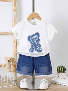 SHEIN Conjunto de 2 piezas para bebé niño, camiseta blanca de manga corta y cuello redondo con estampado suave de oso, y pantalones cortos vaqueros rectos azules lavados, para atuendo de verano