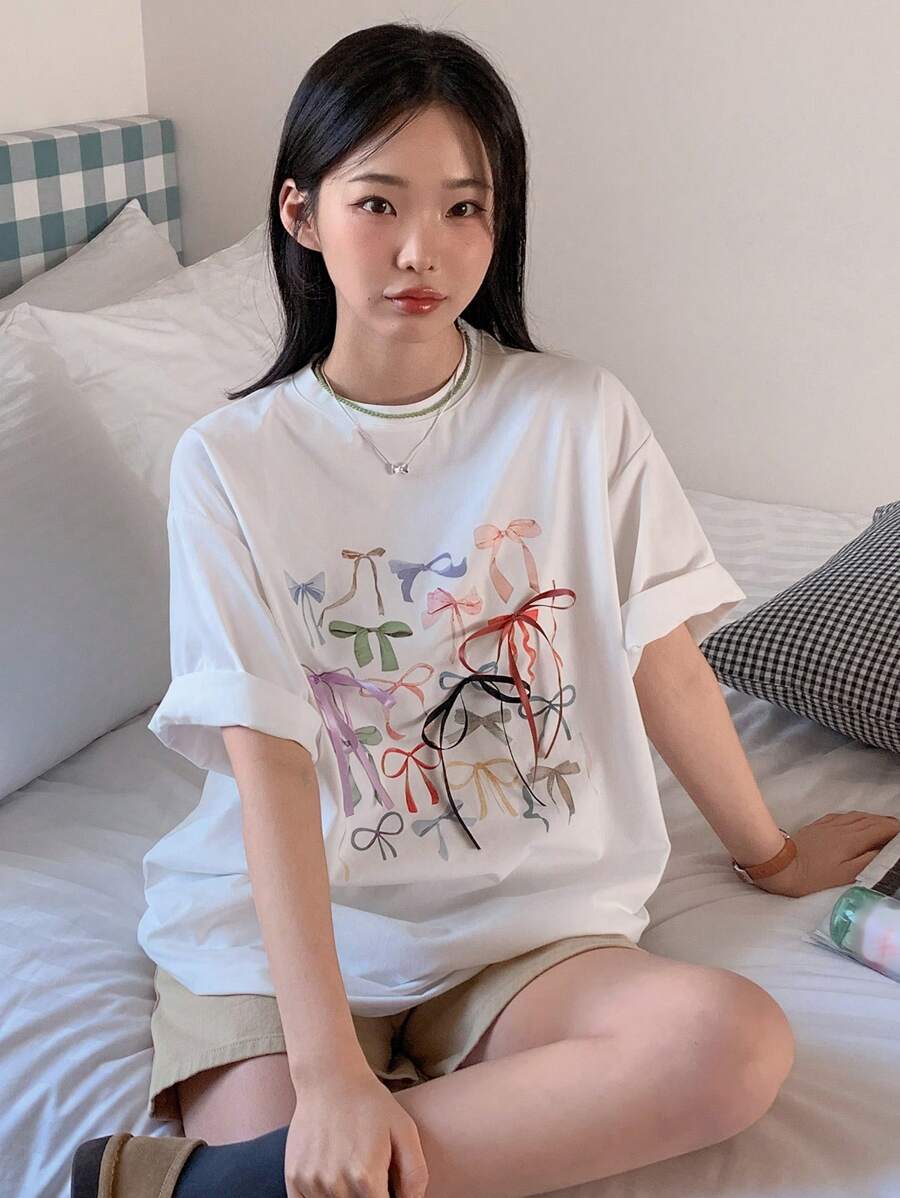 DAZY Camiseta de verano con cuello redondo, lazo impreso, camiseta oversize con estampado gráfico, camiseta casual para mujer/niña