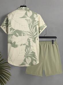 Manfinity KASUA Conjunto de camisa de manga corta con estampado de plantas tropicales y pantalones cortos para hombres, traje de baño y atuendo de vacaciones para hombres, hawaiano