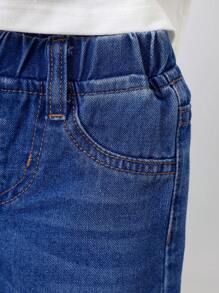 SHEIN Conjunto de 2 piezas para bebé niño, camiseta blanca de manga corta y cuello redondo con estampado suave de oso, y pantalones cortos vaqueros rectos azules lavados, para atuendo de verano