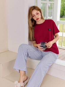 SHEIN 纯色休闲字母图案T恤上衣和条纹提花长裤睡衣套装 - 酒紅色 - 查看 7