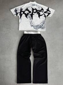 Manfinity Streetrush Conjunto atlético de estilo callejero para hombre con un diseño inspirado en la alta calle, con gráficos oversized, impresiones de letras y rayas en un conjunto de camiseta de contraste en blanco y negro. La camiseta de mangas de murciélago ofrece un ajuste súper holgado con un detalle de cintura de 2 en 1 y pantalones de chándal negros. Este conjunto de marca de moda callejera incluye una camiseta con aspecto vintage y pantalones largos de 2 en 1, perfectos tanto para festivales de música como para uso diario. Es un gran regalo para un novio o esposo, y encarna elementos de streetwear, Y2K, hip-hop y rock. Conjunto de dos piezas para hombres, conjunto distressed de camiseta y pantalones de marca de calle para hombres