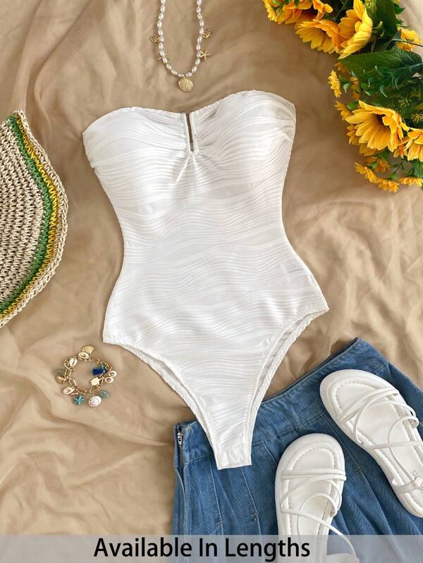 SHEIN PETITE CURVE Plus Size Summer Vacation Solid Color Textured Fitted Bandeau White Bodysuit For People Of Shorter Stature