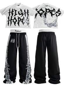 Manfinity Streetrush Conjunto atlético de estilo callejero para hombre con un diseño inspirado en la alta calle, con gráficos oversized, impresiones de letras y rayas en un conjunto de camiseta de contraste en blanco y negro. La camiseta de mangas de murciélago ofrece un ajuste súper holgado con un detalle de cintura de 2 en 1 y pantalones de chándal negros. Este conjunto de marca de moda callejera incluye una camiseta con aspecto vintage y pantalones largos de 2 en 1, perfectos tanto para festivales de música como para uso diario. Es un gran regalo para un novio o esposo, y encarna elementos de streetwear, Y2K, hip-hop y rock. Conjunto de dos piezas para hombres, conjunto distressed de camiseta y pantalones de marca de calle para hombres