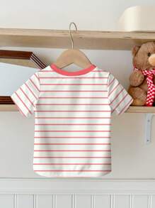 SHEIN 年轻女孩休闲可爱草莓条纹印花简约圆领短袖T恤，适合夏季