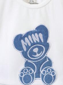 SHEIN Conjunto de 2 piezas para bebé niño, camiseta blanca de manga corta y cuello redondo con estampado suave de oso, y pantalones cortos vaqueros rectos azules lavados, para atuendo de verano