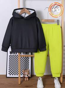 2 pièces Pulls à capuche essentiels adolescents décontractés, confortables, mode simple et pratique. Motif de graffiti de dessin animé doux et épais, idéal pour l'automne et l'hiver. Ensemble de t-shirt à capuche noir et pantalon de jogging pour jeunes garçons, adapté à l'école, aux voyages et aux sports.