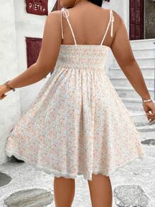 SHEIN Franclia Vestido de vacaciones con encaje de contraste y estampado floral menudo para mujer de talla grande