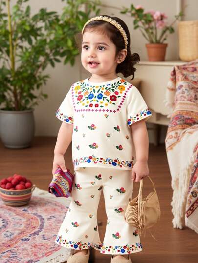 SHEIN 可爱彩色花卉女婴休闲圆领短袖 T 恤和喇叭裤套装，适合春夏季