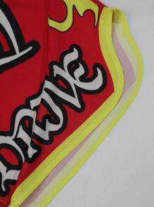 Manfinity EMRG Pantalones cortos deportivos de estilo callejero para hombres, adecuados para el estilo INS, impresos con el lema deportivo "Instant Energy Drive" de alta calle, contraste clásico rojo y amarillo con impresión de letras grandes por ambos lados, perfectos para festivales de música