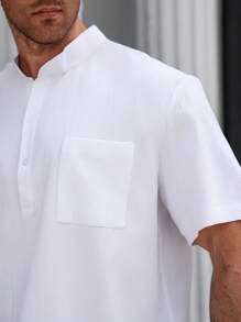 Manfinity Homme Camisa Casual de Manga Curta com Bolso e Cor Sólida, Plus Size, Verão