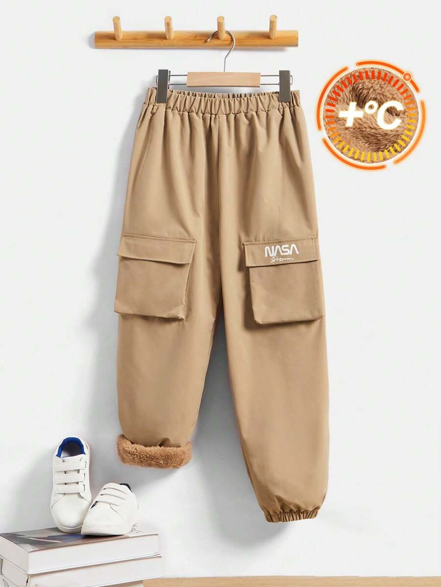 SHEIN Cậu bé Tween Giải trí Lá thư In Mẫu Lông cừu ấm áp Xà cạp Quần - Màu Khaki - Xem 1