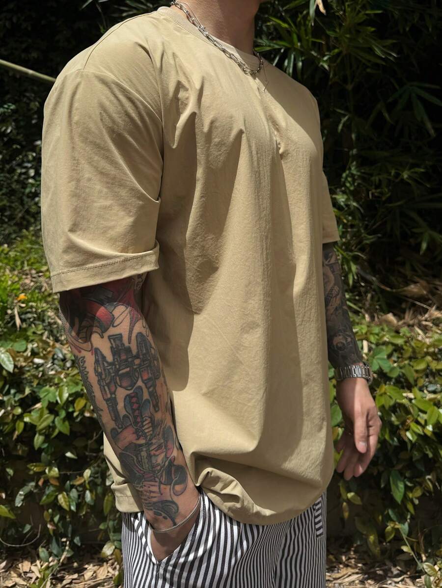 DAZY Letnia khaki outdoorowa minimalistyczna męska koszulka T-shirt - Kolor khaki - Zobacz 1