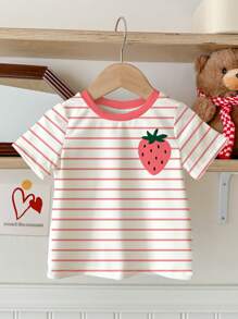 SHEIN 年轻女孩休闲可爱草莓条纹印花简约圆领短袖T恤，适合夏季