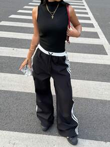 Set di top aderente senza maniche con collo alto nero e pantaloni sportivi casual con nastro in contrasto in vita, stile college atletico per teenager