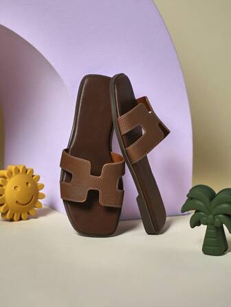 Mini mi Sandalias infantiles de color oliva oscuro - Inspiradas en la arquitectura de la Riviera Francesa para noches de resort hasta un estilo chic metropolitano