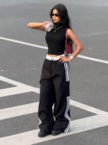 Set di top aderente senza maniche con collo alto nero e pantaloni sportivi casual con nastro in contrasto in vita, stile college atletico per teenager