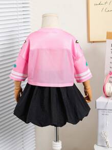 SHEIN 2 件/套年轻女孩针织数字图案，运动休闲字母和印花拼布运动风格 V 领休闲运动衫粉色上衣和低腰迷你泡泡裙，返校服装，运动风格，街头风格，母女搭配，非常适合夏季休闲和日常穿着和学校日常。 - 粉色 - 查看 2