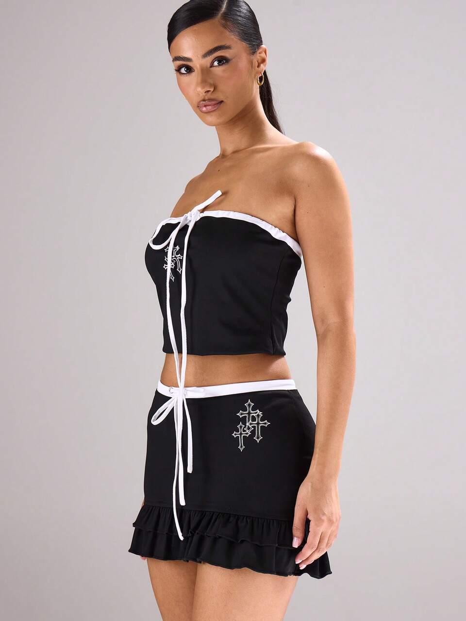 Bandeau-Top mit Kontrastbindung und Kreuzdetail, für Festivals, Konzerte, Raves, Clubs, Sommer, Backstage, Frühling, Urlaub