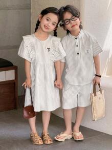 SHEIN Mädchen Sommer Neuankömmling zusammenpassende Schwester Outfit, gestreiftes Kurzarm-Kleid mit Rüschenkante, lässiger Schnitt, Schleifendekor, Leinengewebe, süßes modisches Kleid - Weiss - Übersicht 3