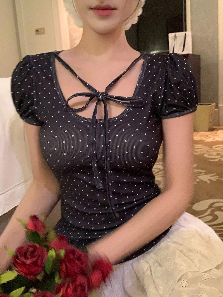 DAZY 女士圆领波尔卡圆点蝴蝶结镂空短袖T恤，夏季可爱上衣 - 黑色 - 查看 1