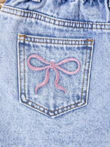 SHEIN Short en jean délavé léger, décontracté et mignon avec nœud papillon et broderie pour les jeunes filles. Tenues décontractées d'été pour les concerts, les festivals et les soirées pour les jeunes filles. Tenues d'été pour les brunchs, les églises et les remises de diplômes. Vêtements pour la rentrée scolaire