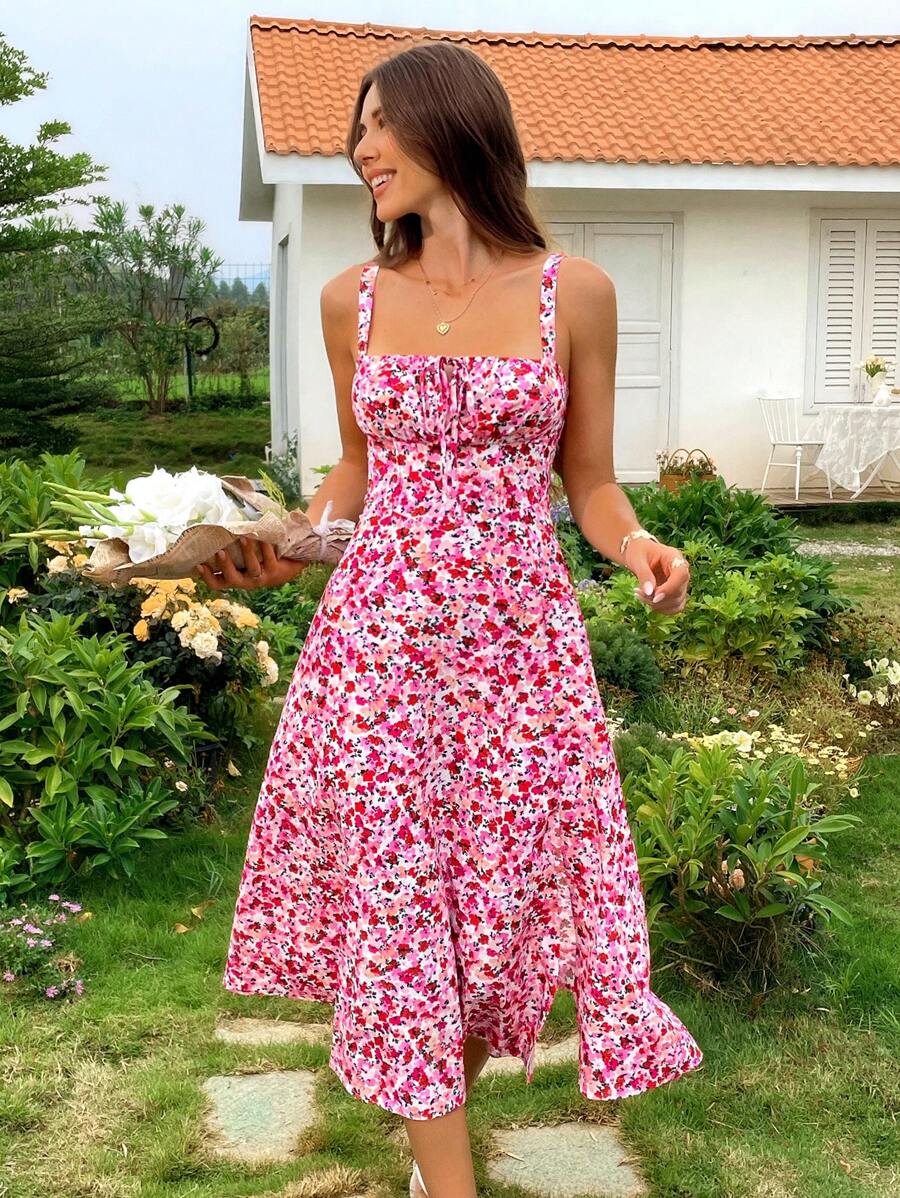 KARISMINA Sommerliches Lässig Date Kleid für Ausflüge, mit Bindeband an der Vorderseite der Brust und Kreuzband am Rücken zum Raffraffen der Taille sowie einem ausgestellten A-Linien Rock mit Schlitz an der Seite, ein romantisches Kleid mit kleinem Blumenmuster im Vintage-Stil, einfacher Stil, Bürokleidung, "Old Money"-Stil, Lehreroutfit, Date-Kleid, für Hochzeitssaison-Nachmittagsteeveranstaltungen, Muttertagskleid, für Musikfestival-Ausflüge.