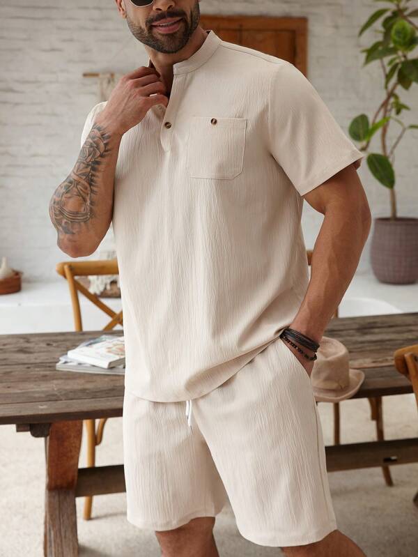 ResortEase Conjunto de camisa de manga corta con cuello de banda y pantalones cortos cargo en color beige para hombres de talla grande