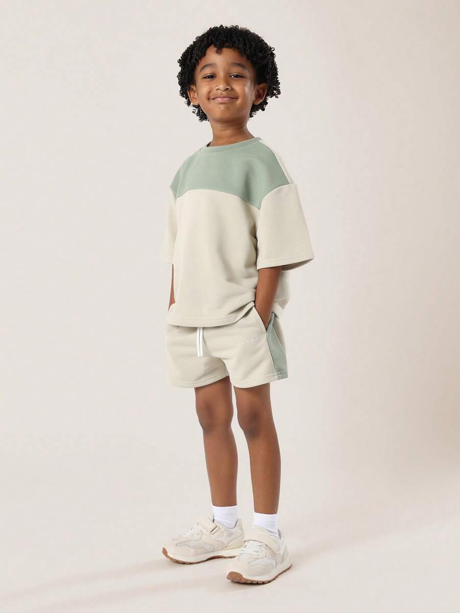 SUMWON Conjunto de camiseta de paneles acanalados y pantalones cortos premium para niños, ropa deportiva casual de verano y primavera, conjunto deportivo para vacaciones - Multicolor - Ver 1