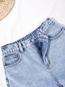 SHEIN Short en jean délavé léger, décontracté et mignon avec nœud papillon et broderie pour les jeunes filles. Tenues décontractées d'été pour les concerts, les festivals et les soirées pour les jeunes filles. Tenues d'été pour les brunchs, les églises et les remises de diplômes. Vêtements pour la rentrée scolaire