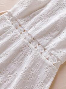 Mono juvenil informal y elegante con encaje floral y calado, color blanco, apropiado para vacaciones y ocio, primavera/verano
