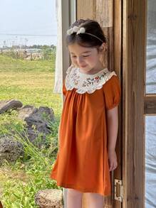 SHEIN Vintaside Kids Vestido de manga corta para niña con cuello Peter Pan, bordado floral, color naranja, adecuado para festivales, uso diario casual y fiestas relajadas