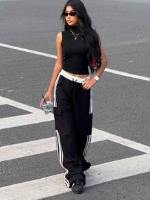 Set di top aderente senza maniche con collo alto nero e pantaloni sportivi casual con nastro in contrasto in vita, stile college atletico per teenager