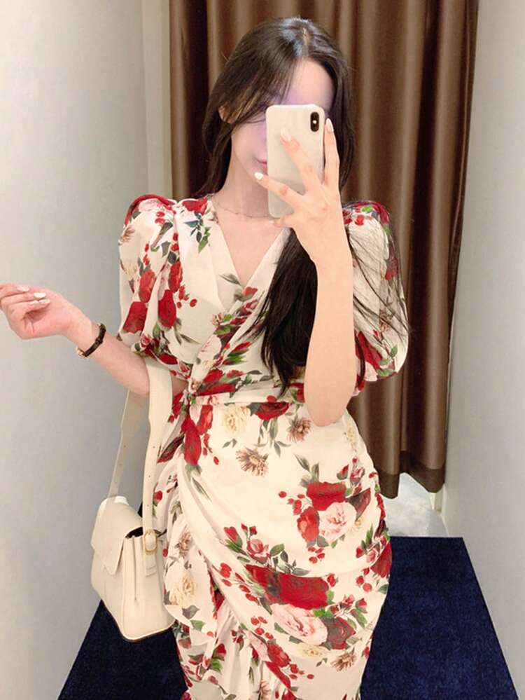 Vestido de Verão Médio com Estampa Floral, Colarinho Assimétrico, Amarração na Cintura, Bainha Pregueada, Manga Curta em Chiffon para Mulheres
