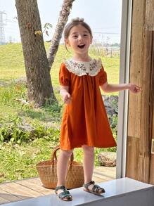 SHEIN Vintaside Kids Vestido de manga corta para niña con cuello Peter Pan, bordado floral, color naranja, adecuado para festivales, uso diario casual y fiestas relajadas