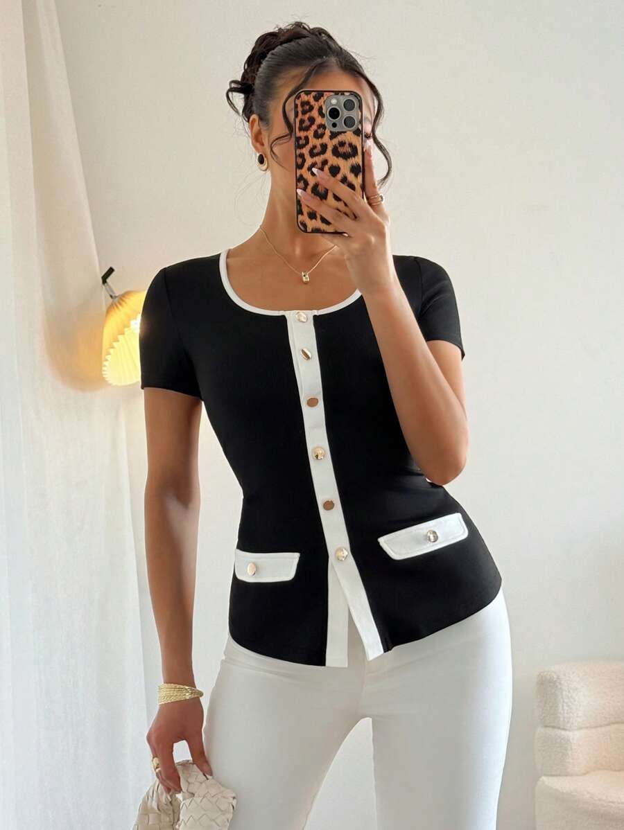 Islaluna Camiseta ajustada de manga corta para mujer con empalmado de color negro y blanco acanalado simple y pequeño