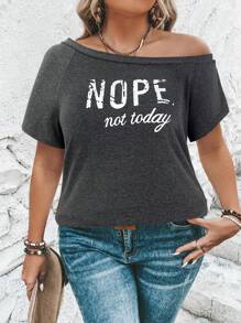 SHEIN LUNE T-shirt casual à manches courtes avec imprimé lettres asymétrique pour grandes tailles, pour femmes en été, aéroport. T-shirts graphiques pour le trajet, les vacances, minimalistes, simples et , convenant pour le port quotidien, les fêtes élégantes, les événements quotidiens, les vacances, le style bohème/boho, le retour à l'école, les concerts country, les sorties