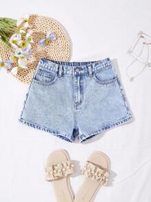 SHEIN Short en jean délavé léger, décontracté et mignon avec nœud papillon et broderie pour les jeunes filles. Tenues décontractées d'été pour les concerts, les festivals et les soirées pour les jeunes filles. Tenues d'été pour les brunchs, les églises et les remises de diplômes. Vêtements pour la rentrée scolaire