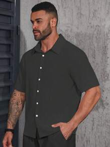 Manfinity Homme قميص رجالي كاجوال بأكمام قصيرة وطبعة لون واحد أنيق للمكتب، مقاسات كبيرة الحجم - رمادي غامق - مشاهدة 4