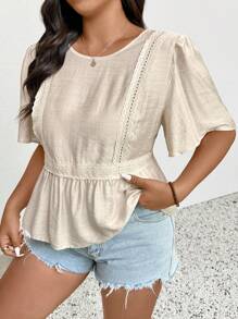 SHEIN Frenchy Blusa feminina plus size, gola redonda, renda, patchwork, laço nas costas, cor damasco, adequada para férias de primavera-verão e deslocamento diário, novidades da primavera-verão 2025 - Damasco - Ver 3