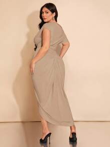 SHEIN BAE 春夏装度假海滩大码女装秋冬时尚大码女装优雅约会派对黑色弹力针织舒适褶皱细节露肩垂坠连衣裙不对称下摆开衩中长连衣裙，女士生日礼服 - 卡其色 - 查看 2