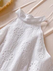 Mono juvenil informal y elegante con encaje floral y calado, color blanco, apropiado para vacaciones y ocio, primavera/verano