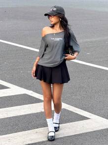 SHEIN Ragazza adolescente, T-shirt con stampa lettera a collo asimmetrico e maniche corte larghe, gonna corta plissettata a vita bassa. T-shirt a maniche corte con colore a contrasto e pantaloni dall'aderenza rilassata. Adatto per primavera/estate, stile casual, di tutti i giorni, sport, shopping, ritorno a scuola, vacanze, stile scolastico, Pasqua, festival musicali, laurea, raduni familiari