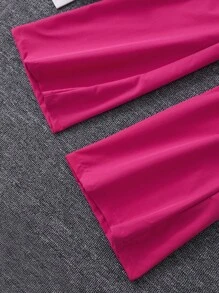 Completo per ragazze pre-adolescenti, composto da top con maniche a palloncino e cintura, e pantaloni a zampa ampia di colore unito