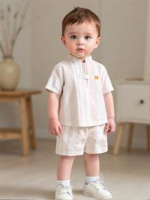 SHEIN Set da 2 pezzi per bambini/bambine, composto da camicia a maniche corte rigata con colletto e pantaloncini in vita elastica, adatto per uso al chiuso, all'aperto, quotidiano, sport, giochi, feste, servizi fotografici, vacanze e festival