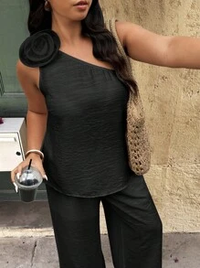 SHEIN Clasi 2 件加大码套装：纯色不对称领 3D 花卉无袖上衣和裤子 - 黑色 - 查看 3