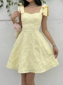 少女休闲简约舒适露背系带腰部蝴蝶结细节贴身黄色茶会连衣裙
