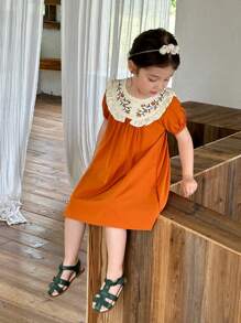 SHEIN Vintaside Kids Vestido de manga corta para niña con cuello Peter Pan, bordado floral, color naranja, adecuado para festivales, uso diario casual y fiestas relajadas